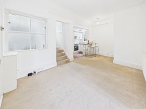 LIVING ROOM- click for photo gallery